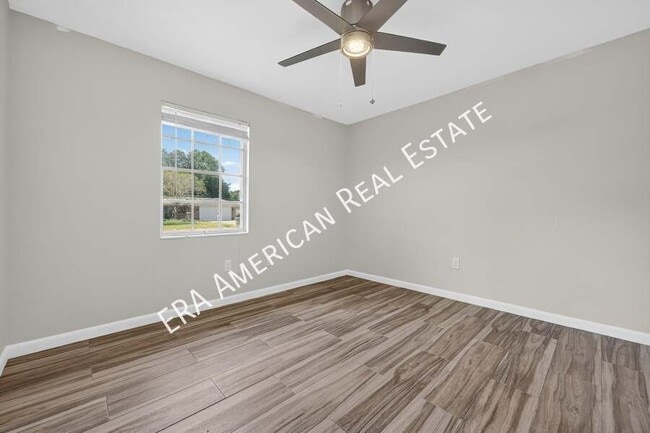 Building Photo - 614 Merioneth Dr NE