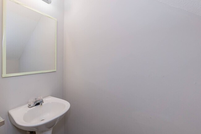 Building Photo - Two Bedroom Home!