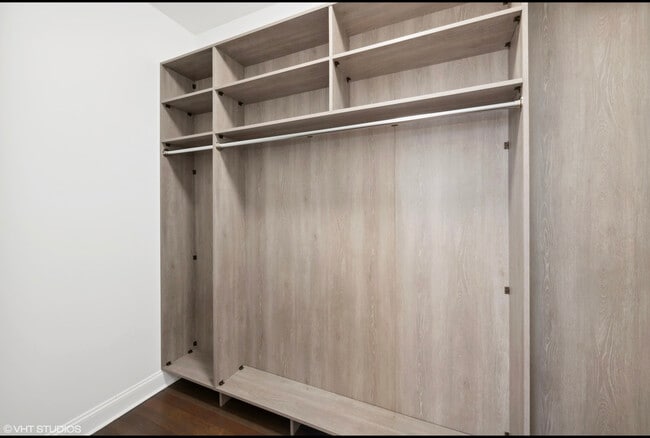 Building Photo - 215 N Green St