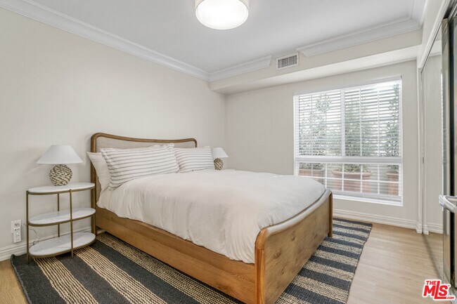 Building Photo - 837 Lincoln Blvd