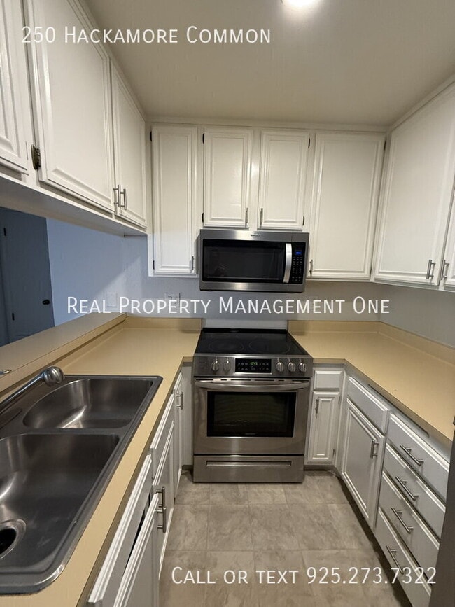 Building Photo - 250 Hackamore Common