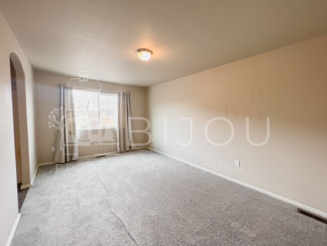 Building Photo - Spring Creek Townhome