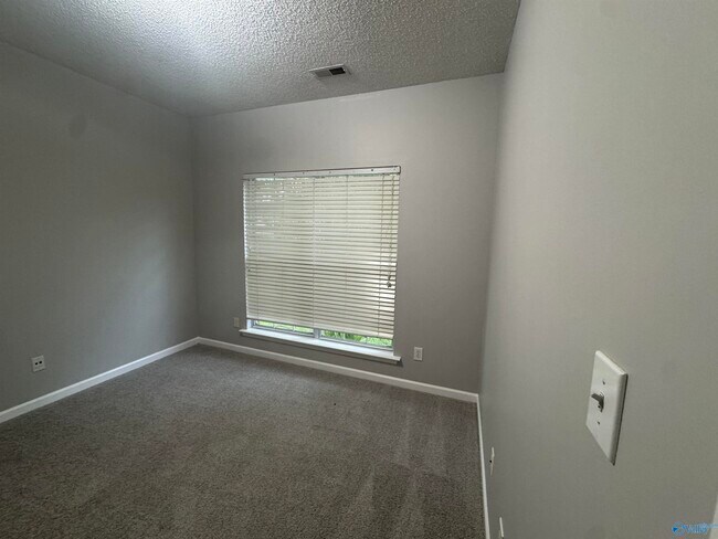 Building Photo - 121 Bambi Ln