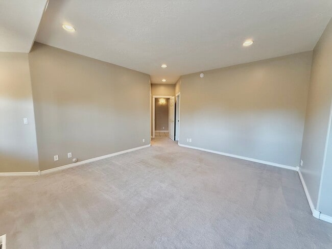 Building Photo - Garden Level in Luxury Home Available Now
