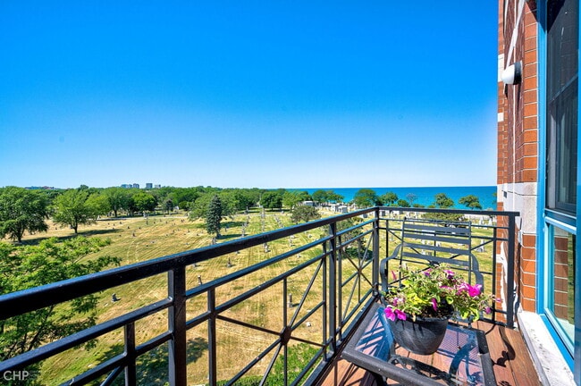 Building Photo - 7748 N Sheridan Rd