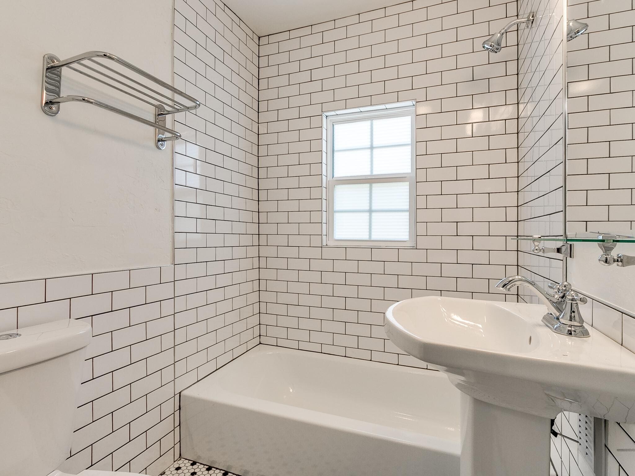 Full bath - 2409 N Robinson Ave