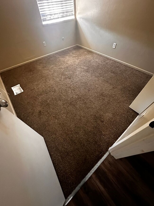 Building Photo - 3 bed 2 Bath Apartment for Rent