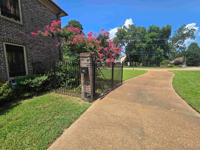 Building Photo - 8949 Poplar Pike