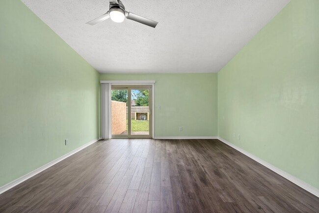 Building Photo - Charming 3Bed/2Ba Duplex Unit Convenient t...