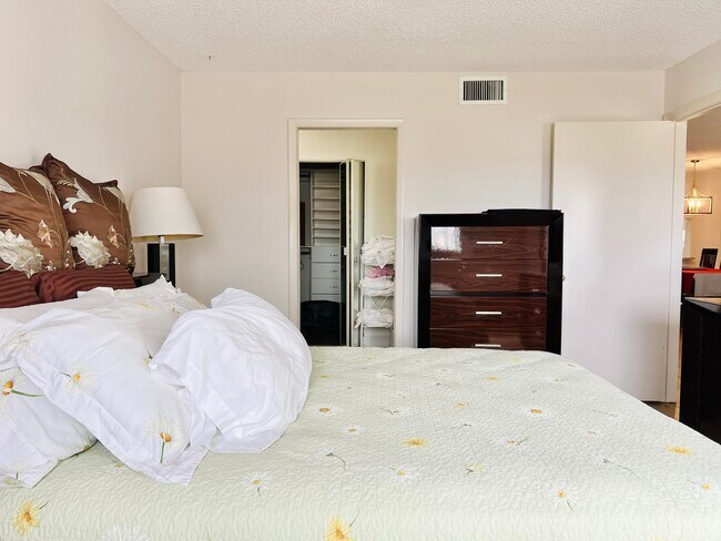 Building Photo - 4725 Lucerne Lakes Blvd E