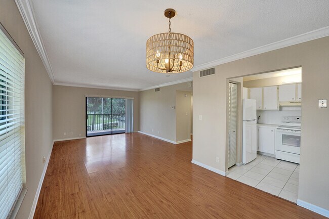 Building Photo - 200 Jacaranda Country Club Dr