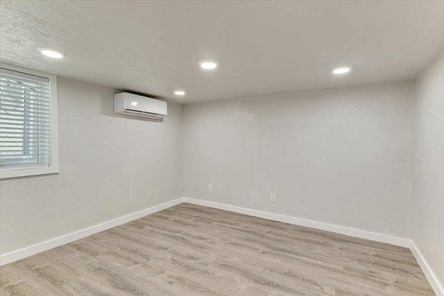 Building Photo - 672 S 200 W
