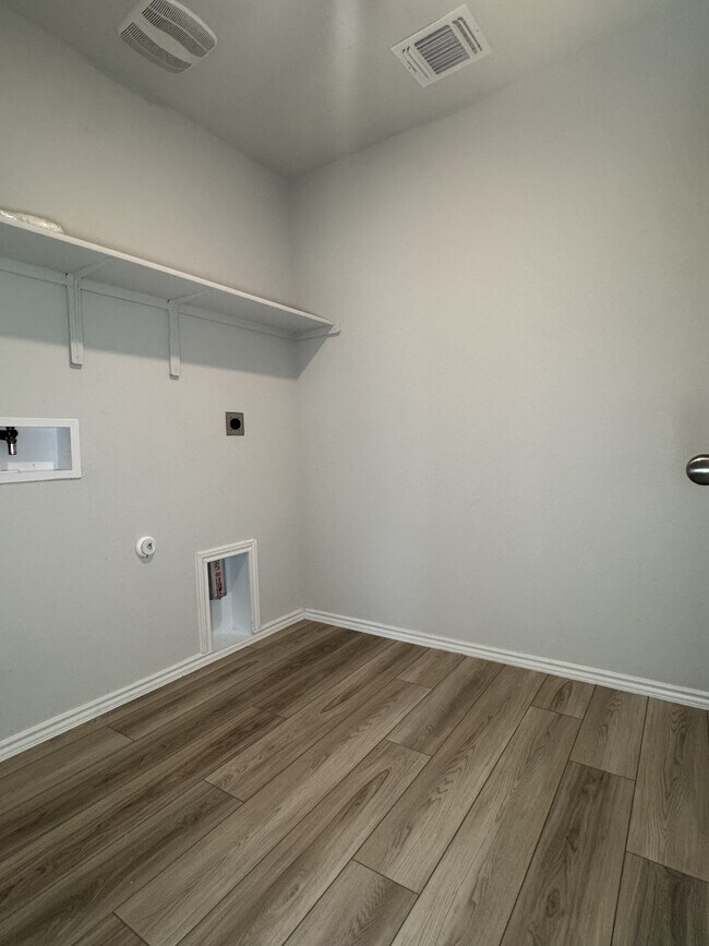 Building Photo - 7108 Gilbert Dr