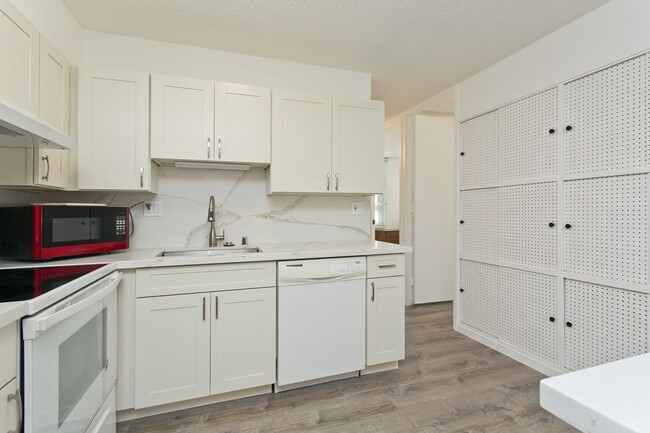 Building Photo - Waikiki 2 BD 1 PRK w/ Washer/Dryer in Unit