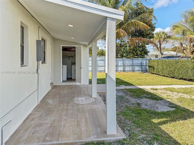 Building Photo - 5245 SW 98th Ct