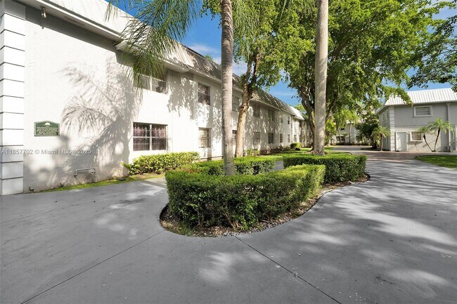 Building Photo - 17255 SW 95th Ave