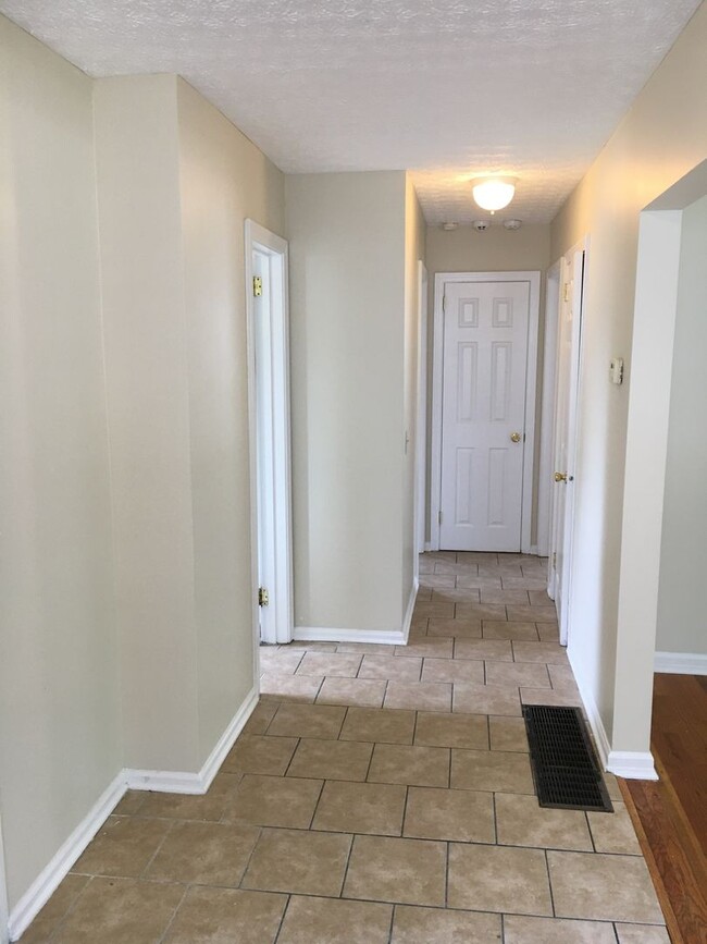 Building Photo - **4-BEDROOM HOUSE W/ GARAGE IN NORTH COLUM...
