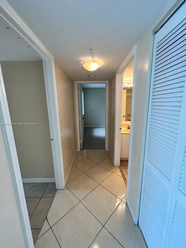 Building Photo - 400 Crestwood Ct N