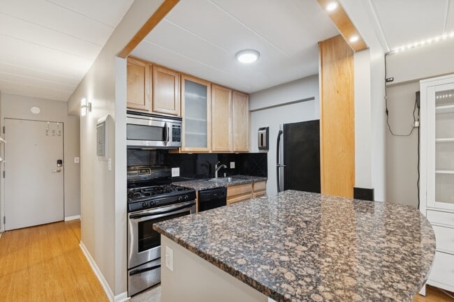 Building Photo - 5616 N Kenmore Ave