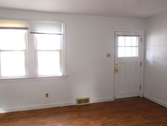 Building Photo - Two Bedroom Home in Belleville
