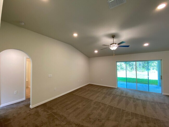 Building Photo - Great new rent on 4/2! Desirable SW Ocala Neighborhood 4/2/2 *WON'T LAST*