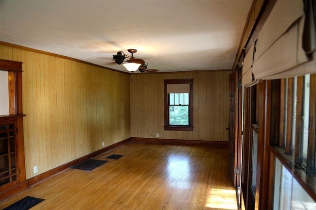 Building Photo - 2 bedroom, 1 bath Home - MUST SEE!