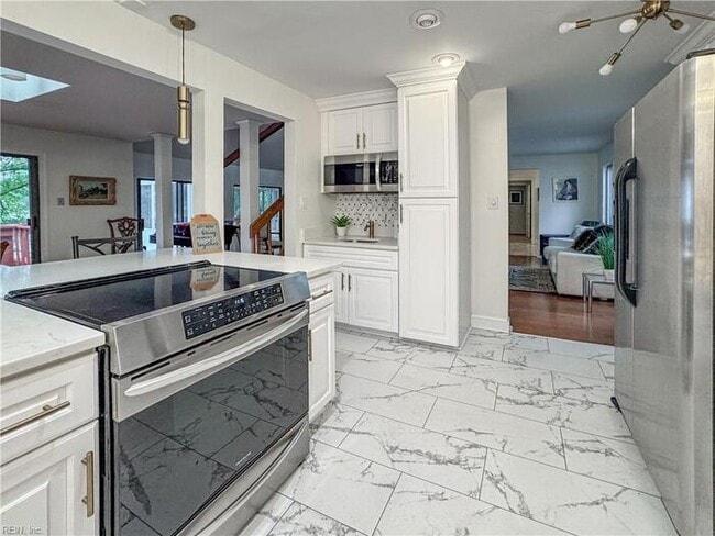 Building Photo - WATERFRONT 5 BEDROOM/4 BATH IN VIRGINIA BEACH! READY FOR RENT!!