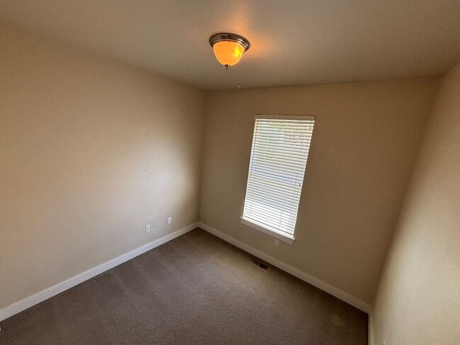 Building Photo - 1031 NE Watt Way