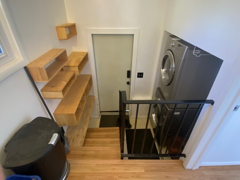 Building Photo - 160 E Leslie Ave