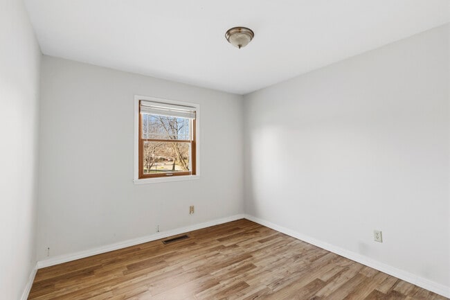 Building Photo - 1903 Sumac Dr