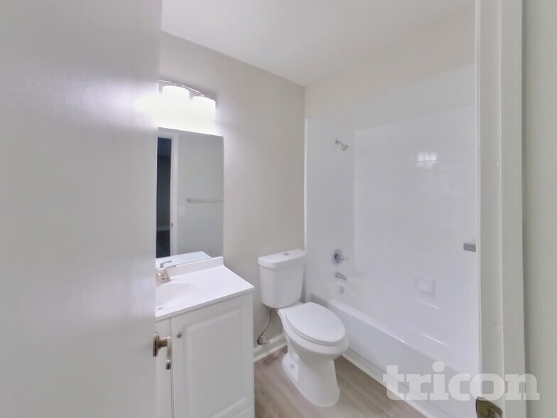 Building Photo - 10868 Trestle Ct