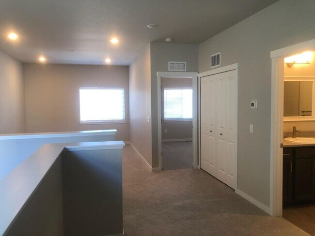 Building Photo - Beautiful 3 Bedroom Home for Rent on Carve...