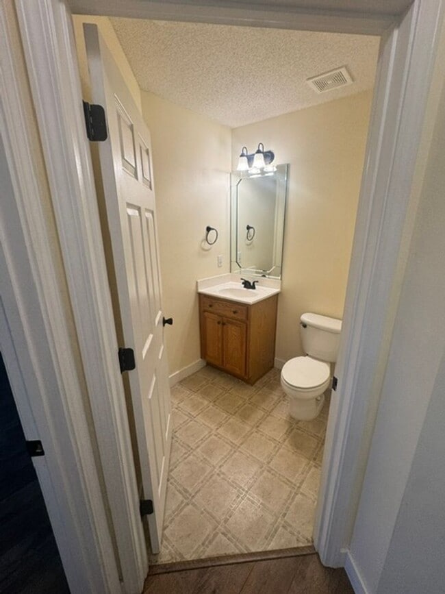 Building Photo - Spacious 4 Bedroom in South Crestview!