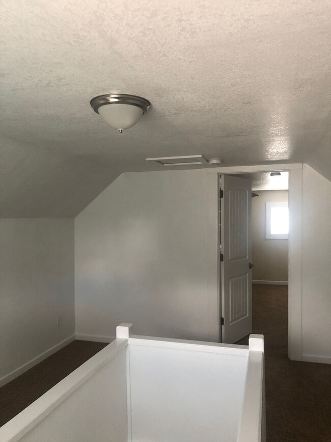 Building Photo - 3-Bedroom 1-Bath (A/C) Private Back Yard - Garage $1,875 (Albany)