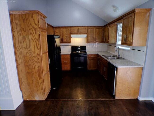 Building Photo - Amazing 4 bedrooms and 2.5 baths raised ranch located in High Ridge Manor on N Winchester Ave in ...