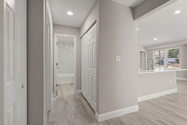 Building Photo - Modern Comfort Meets Suburban Convenience ...
