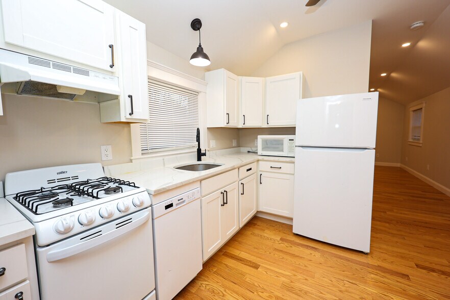 Building Photo - 85 Oak St