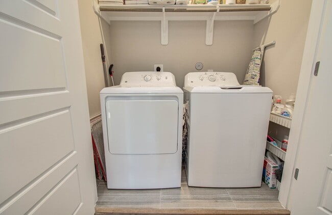 Building Photo - 1221 W Tidwell Rd