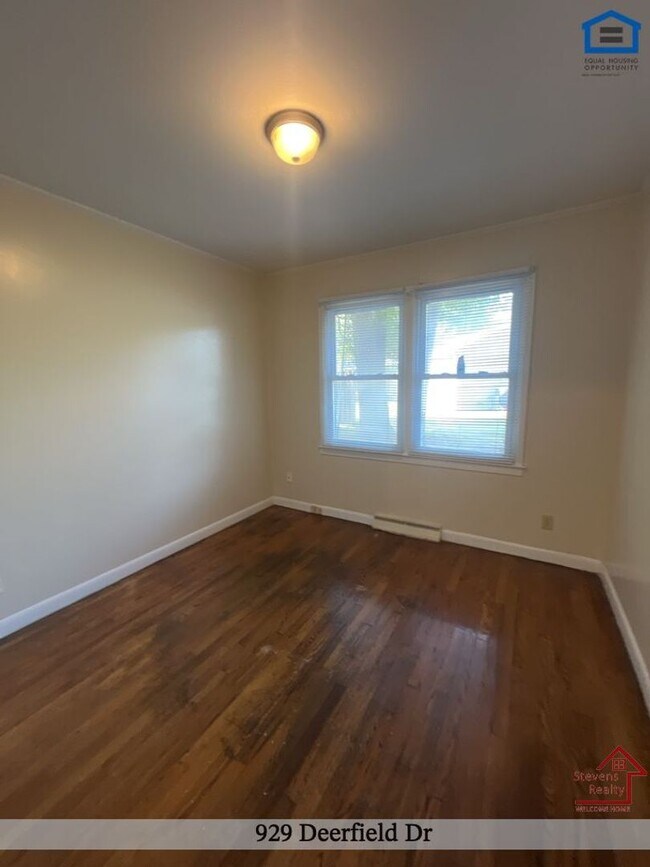 Building Photo - 929 Deerfield Dr