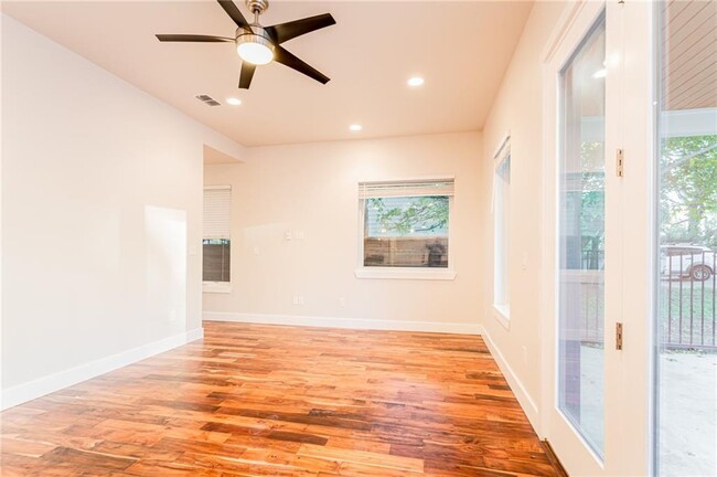 Building Photo - 2509 Del Curto Rd