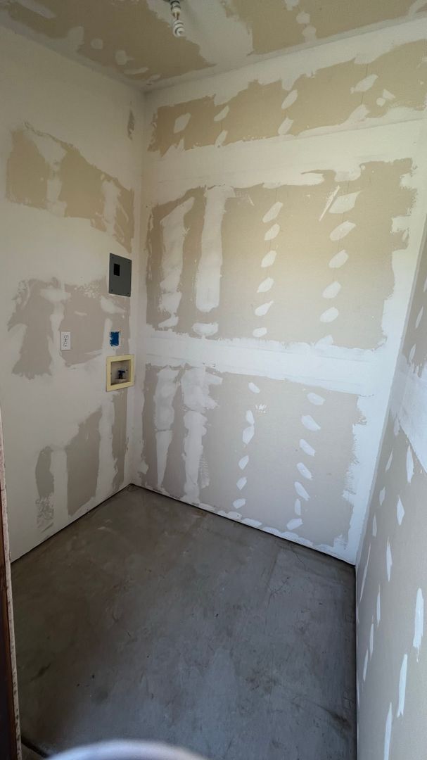 Building Photo - Beautiful home with 2 kitchens and 3 bedrooms and 2 bathrooms