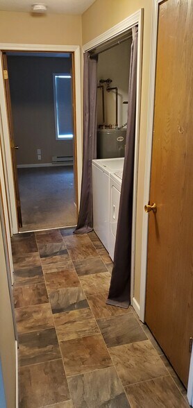 hallway with closet - 16534 Franklin Trl SE