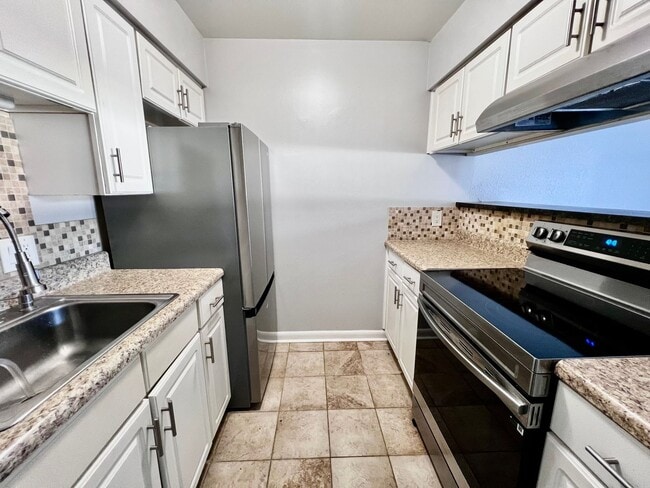 Building Photo - OPEN HOUSE SATURDAY THE 20TH 10AM-12PM! AMAZING 2 BED / 2 BATH CONDO – ONLY 8 BLOCKS FROM THE BEACH!