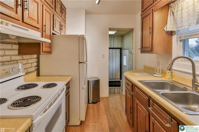 Building Photo - 1557 Greenview Dr