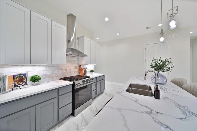 Building Photo - 7611 Athlone Dr