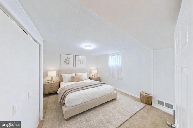 Building Photo - 1012 Loxford Terrace