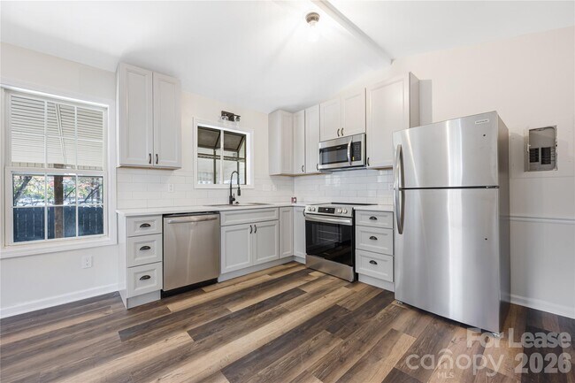 Building Photo - 203 Ewing Dr