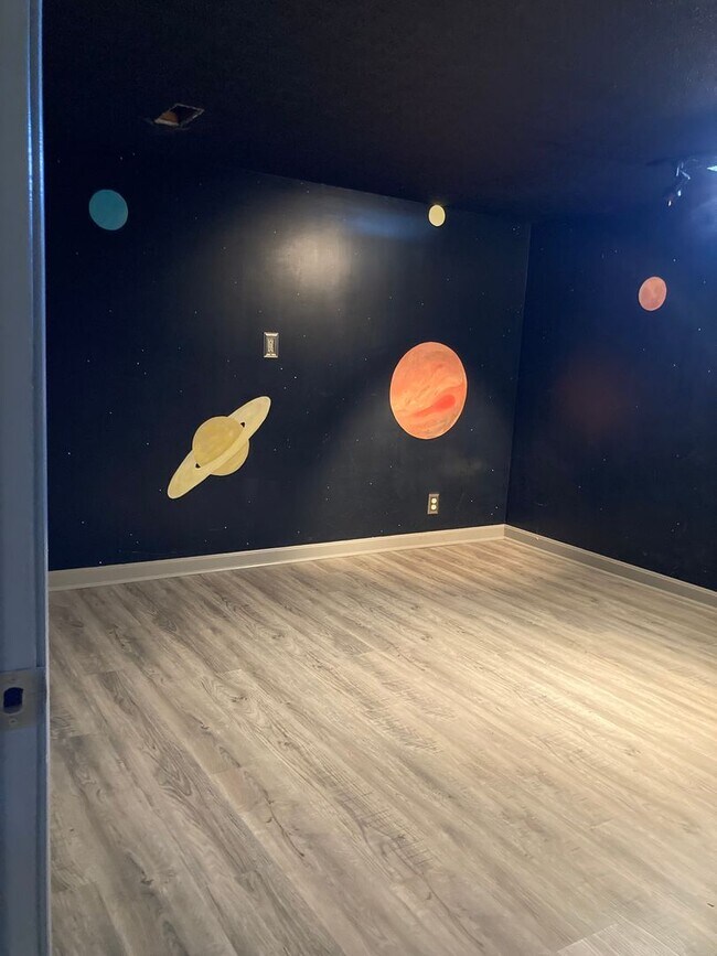 Building Photo - **Backyard offers Country Setting in City ...