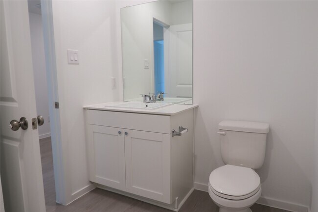 Building Photo - 921 Woodhaven Lks Dr