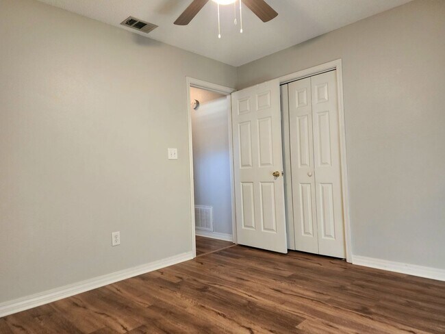 Building Photo - Adorable back yard in Gulf Shores - 3/2